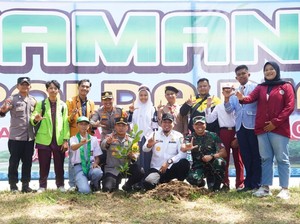 Kolaborasi Mahasiswa-Pelajar-Ojol di Inhu Tanam Pohon Bareng Kapolda Riau