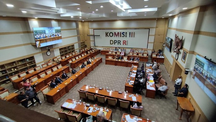 Komisi III DPR telah melakukan uji kepatutan dan kelayakan (fit and proper test) terhadap 7 calon anggota Komisi Yudisial (KY). Sebanyak delapan fraksi di DPR menyetujui tujuh nama calon komisioner KY itu untuk dibawa ke tingkat paripurna.