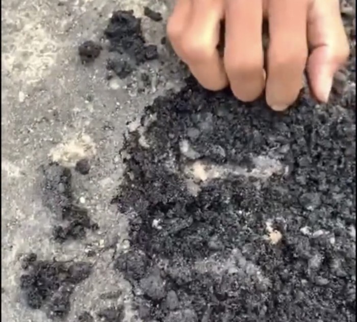 Kondisi aspal jalan ruas Tanak Awu-Tumpak, Kecamatan Pujut, Lombok Tengah. Foto: (facebook @Paul-Fadila)