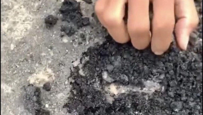 Kondisi aspal jalan ruas Tanak Awu-Tumpak, Kecamatan Pujut, Lombok Tengah. Foto: (facebook @Paul-Fadila)