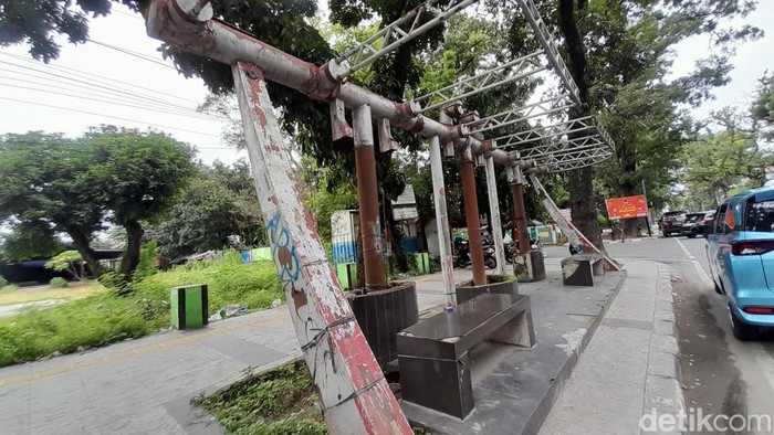 Kondisi halte di Jalan Putri Hijau, Kota Medan sudah lapuk dan berkarat. (Rechtin Hani Ritonga/detikSumut)