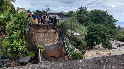 Kondisi jembatan yang ambruk karena derasnya air sungai di Dusun Aikbeta Desa Perigi Kecamatan Suela, Lombok Timur, NTB, Rabu (19/11/2025). (Sanusi Ardi W/detikBali)