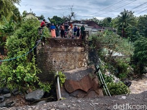 Curah Hujan Tinggi, Jembatan Penghubung 2 Desa di Lombok Timur Ambruk