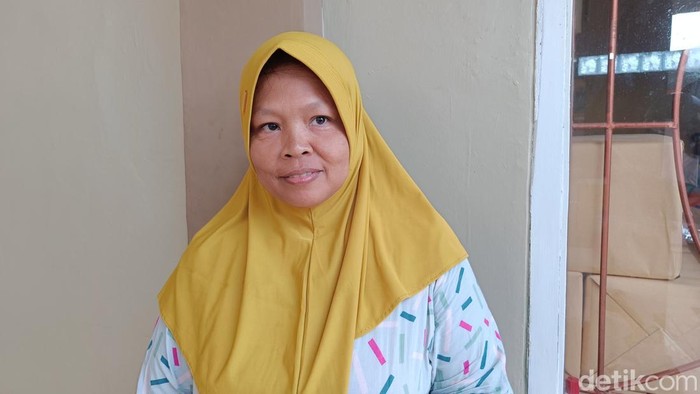 Sarwiti (48), salah satu korban longsor yang mengungsi di posko Balai Desa Cibeunying, Kecamatan Majenang, Kabupaten Cilacap, Rabu (19/11/2025).