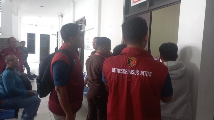 Unit 2 Tipikor Ditreskrimsus Polda Jatim serahkan berkas perkara korupsi PEN Rp 12 miliar