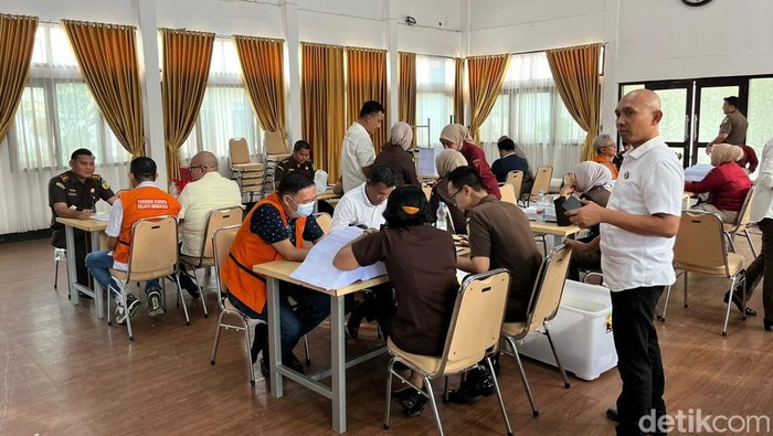 Kejari Bengkulu menerima pelimpahan tahap II tersangka dan barang bukti kasus korupsi tambang batu bara