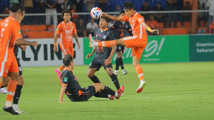 Laga Persiraja melawan Sumsel United