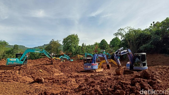 Tim SAR gabungan gelar pencarian 5 korban longsor yang masih tertimbun di Desa Cibeunying, Kecamatan Majenang, Kabupaten Cilacap, Rabu (19/11/2025).