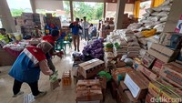 Saat ini bantuan logistik terus mengalir di posko pengungsian Balai Desa Cibeunying. Pantauan logistik nampak membanjiri tiap sudut area posko pengungsian.