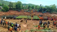 Tim SAR terus berpacu dengan waktu untuk mencari tiga korban longsor. Hujan menyulitkan pencarian karena daerah tersebut masih berpotensi longsor susulan.