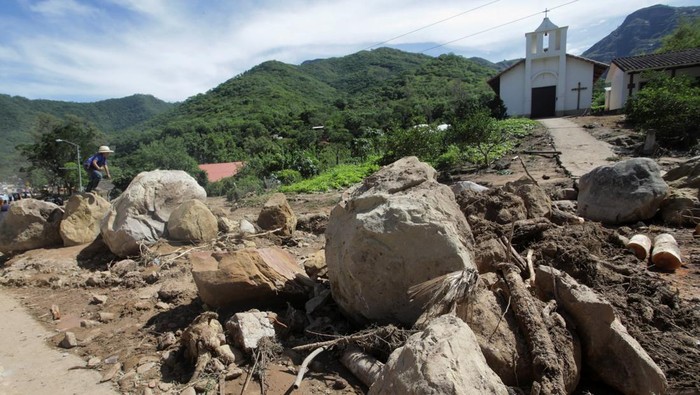 Bolivia's President Rodrigo Paz speaks to residents during a visit to an area damaged by a landslide after six hours of torrential rain that destroyed homes and left people missing, in Achira, Santa Cruz, Bolivia, November 18, 2025. REUTERS/Ipa Ibanez