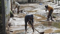 Aliran lumpur dan bebatuan menerjang permukiman hingga menghancurkan sekitar 80 persen rumah warga. REUTERS/Ipa Ibanez  