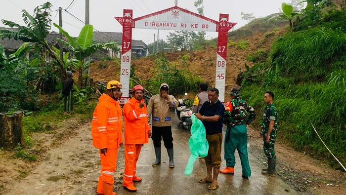 Longsor di Ponorogo Timbun Rumah dan 7 Kendaraan