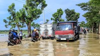 Air bahkan meluber hingga ke jalan raya yang merupakan jalur utama Madura (Bangkalan-Sampang).