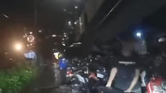 Warga mengeluhkan pedagang kaki lima (PKL) hingga parkir liar di kolong flyover Jalan AP Pettarani, tepatnya di depan Kantor Badan Pertanahan Nasional (BPN) Makassar.