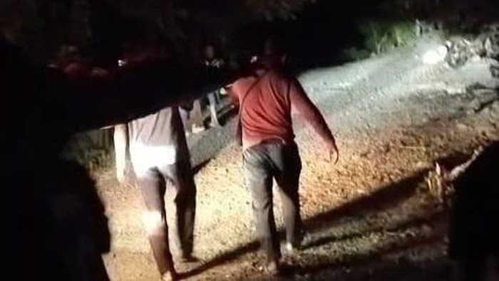 Jenazah mantan kepala dusun (Kadus) bernama Naharuddin (50) di Kabupaten Mamuju, Sulawesi Barat (Sulbar) ditandu sejauh 18 kilometer melewati jalan rusak dan menyeberangi sungai.