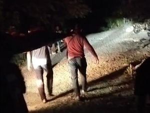 Sedih, Jenazah di Mamuju Ditandu 18 Km gegara Jalan Rusak