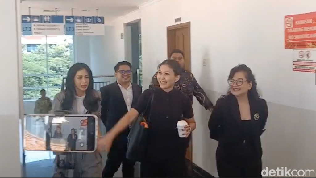 Sidang Cerai Agenda Mediasi Marissa Anita dan Andrew Trigg Ditunda