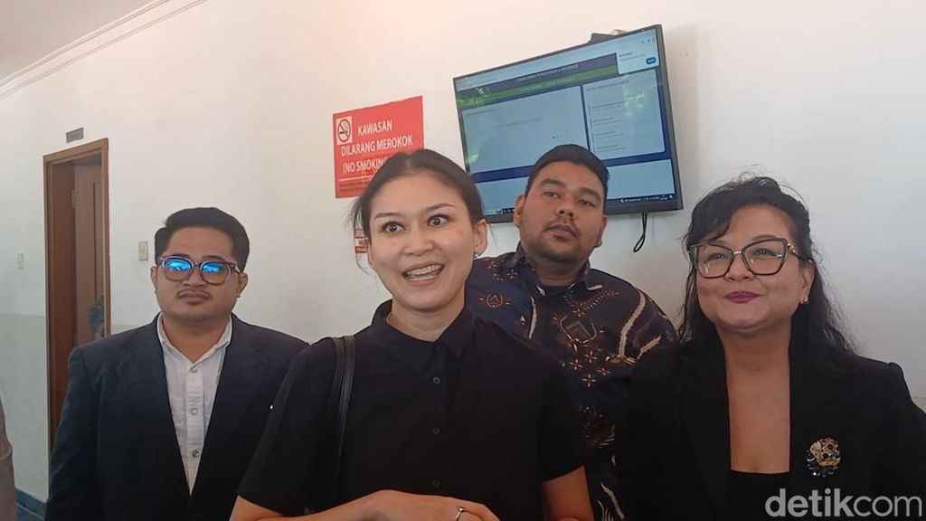 Potret Marissa Anita Hadiri Sidang Perdana Cerai, Santai Usai Meditasi