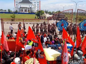 Aliansi Buruh Demo Pemkab Brebes Desak UMK 2026 Naik Rp 3,5 Juta