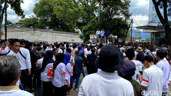 Massa menyegel kantor Kadin Jabar di Bandung