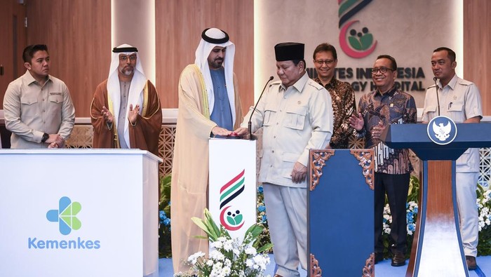 Presiden Prabowo Subianto (kempat kanan) bersama Wakil Ketua Kantor Kepresidenan Persatuan Emirat Arab bidang Pembangunan dan Syuhada Yang Mulia Sheikh Theyab bin Mohamed bin Zayed Al Nahyan (ketiga kiri) didampingi Menteri Sekretariat Negara Prasetyo Hadi (kanan), Menteri Koordinator Bidang Pembangunan Manusia dan Kebudayaan Pratikno (kedua kanan), Menteri Kesehatan Budi Gunadi Sadikin (ketiga kanan), Seskab Teddy Indra Wijaya (kiri) dan Menteri Energi Uni Emirat Arab Suhail Mohammed Mazroui (kedua kiri) meresmikan Rumah Sakit Kardiologi Emirates Indonesia di kawasan Solo Technopark, Solo, Jawa Tengah, Rabu (19/11/2025). Presiden Prabowo Subianto meresmikan Rumah Sakit Kardiologi Emirates Indonesia (RS KEI) dengan fasilitas kesehatan khusus jantung yang modern dan teknologi medis mutakhir, layanan yang tersedia mencakup diagnostik jantung, kardiologi intervensi, serta bedah jantung, yang diharapkan mampu meningkatkan kapasitas penanganan penyakit kardiovaskular di Indonesia. ANTARAFOTO/Galih Pradipta/bar