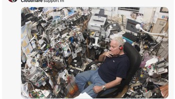 Meme teknisi yang bekerja di ruangan penuh kabel dan perangkat acak, dipakai untuk menggambarkan tim dukungan Cloudflare yang “kewalahan” saat layanan global bermasalah. Foto: X.com