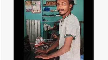 Meme yang menampilkan seorang pria sedang memperbaiki laptop secara sederhana, digunakan untuk menyindir upaya tim Cloudflare dalam menangani gangguan. Foto: X.com