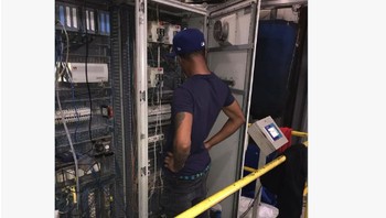 Meme engineer yang berdiri di depan panel server digunakan untuk menyindir upaya tim teknis Cloudflare dalam mencari sumber kerusakan saat gangguan terjadi. Foto: X.com