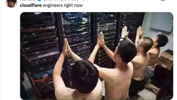 Foto humor yang menunjukkan beberapa orang berdoa di depan rak server, dipakai warganet untuk menggambarkan tekanan tinggi yang dihadapi engineer Cloudflare saat insiden berlangsung. Foto: X.com