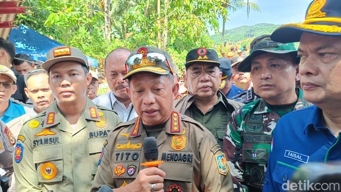 Mendagri Tito Karnavian saat memberikan keterangan kepada wartawan di lokasi longsor Desa Cibeunying, Kecamatan Majenang, Kabupaten Cilacap, Rabu (19/11/2025).
