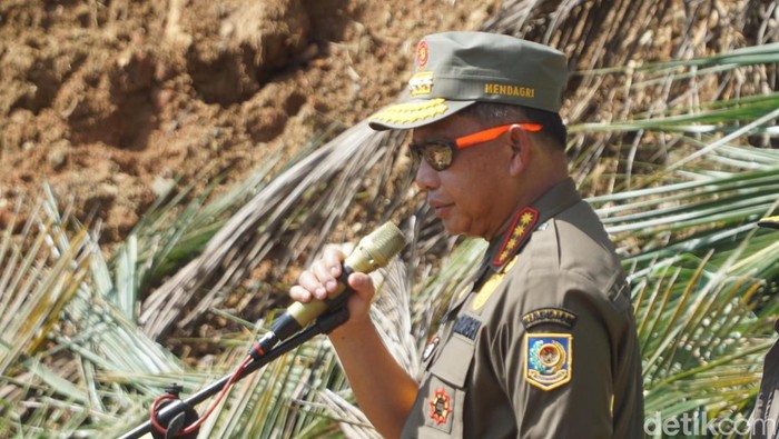 Mendagri Tito Karnavian, saat meninjau lokasi longsor di Desa Cibeunying, Kecamatan Majenang, Kabupaten Cilacap, Rabu (19/11/2025).