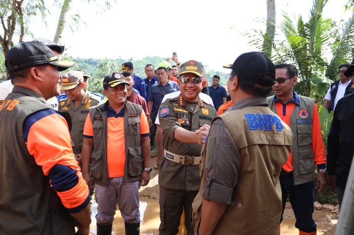 Mendagri Tito Tinjau Penanganan Longsor di Desa Cibeunying Cilacap