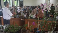Para peserta Bimtek Budidaya Anggrek mendengarkan penjelasan mentor di  Pusat Pengembangan Benih dan Proteksi Tanaman (BPPT) Lebak Bulus, Jakarta Selatan, Rabu (19/11/2025).    