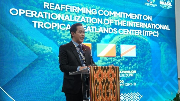 Menteri Lingkungan Hidup Hanif Faisol Nurofiq