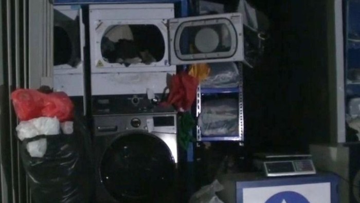 Mesin uap milik tempat usaha penatu atau laundry di Jalan Delima Dua, Duren Sawit, Jakarta Timur, meledak pada Selasa (18/11/2025) malam.