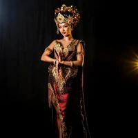 Sanly Liu mengenakan kostum bertajuk ‘Bali Yadnya – The Eternal Offering of Devotion.’ Kostum karya Inggi Indrayana Kendran ini terinspirasi dari tradisi sakral Bali yang dikenal sebagai banten dan peed, persembahan yang menjadi simbol rasa syukur serta harmoni antara manusia, alam, dan Sang Pencipta. Foto: Instagram/@nawangphoto