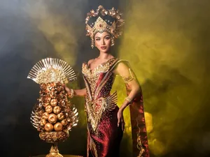 Foto: Sanly Liu Bawa Keindahan Bali Lewat Kostum Nasional di Miss Universe 2025