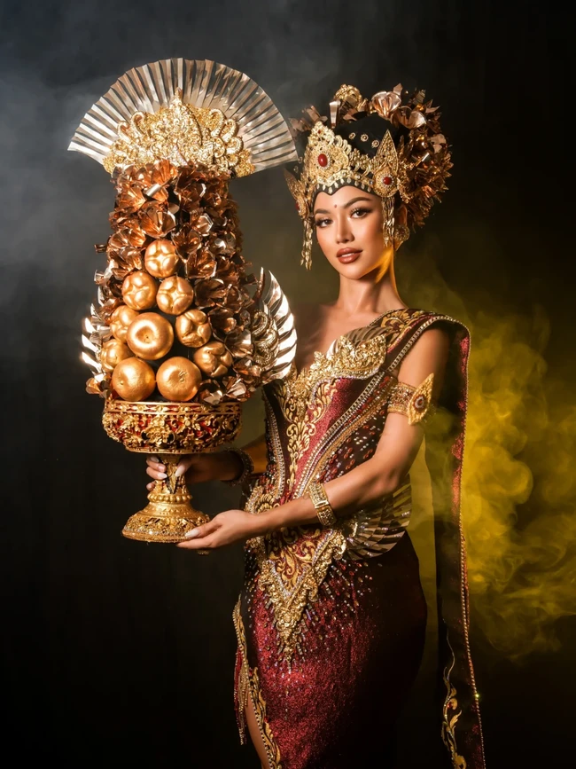 Nilai inilah yang diterjemahkan ke dalam desain kostum, yang mengambil bentuk gebogan, persembahan bertingkat dari rangkaian buah dan bunga yang kerap dibawa perempuan Bali saat upacara di pura. Foto: Instagram/@nawangphoto
