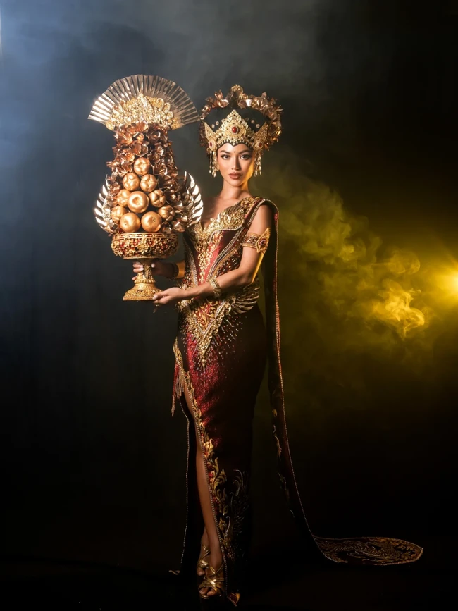 Setiap susunan dalam gebogan punya makna mendalam: kemakmuran, kesuburan, serta hubungan abadi antara langit dan bumi. Dikutip dari caption Instagram resmi @inggikendran.official, kostum ini lebih dari sekadar busana panggung, melainkan hadir seperti doa yang dibuat visual, sebuah ekspresi keindahan sekaligus menjadi bentuk pemujaan. Foto: Instagram/@nawangphoto