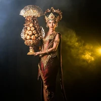 Setiap susunan dalam gebogan punya makna mendalam: kemakmuran, kesuburan, serta hubungan abadi antara langit dan bumi. Dikutip dari caption Instagram resmi @inggikendran.official, kostum ini lebih dari sekadar busana panggung, melainkan hadir seperti doa yang dibuat visual, sebuah ekspresi keindahan sekaligus menjadi bentuk pemujaan. Foto: Instagram/@nawangphoto