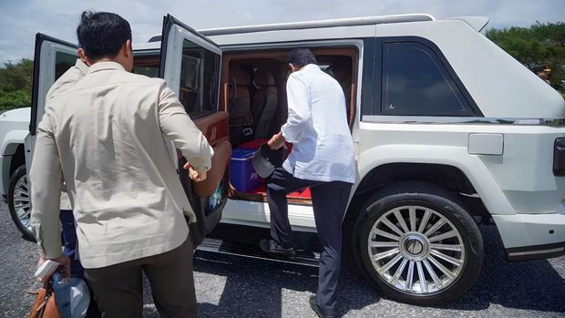 Momen akrab Presiden Prabowo Subianto dan Gubernur DIY Sri Sultan Hamengkubuwono X terlihat selama acara peresmian Jembatan Kabanaran di Bantul, Rabu (19/11/2025). Sultan HB X menjemput Prabowo, kemudian semobil menuju lokasi peresmian.