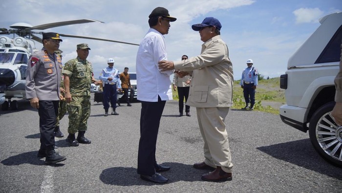 Momen akrab Presiden Prabowo Subianto dan Gubernur DIY Sri Sultan Hamengkubuwono X terlihat selama acara peresmian Jembatan Kabanaran di Bantul, Rabu (19/11/2025). Sultan HB X menjemput Prabowo, kemudian semobil menuju lokasi peresmian.