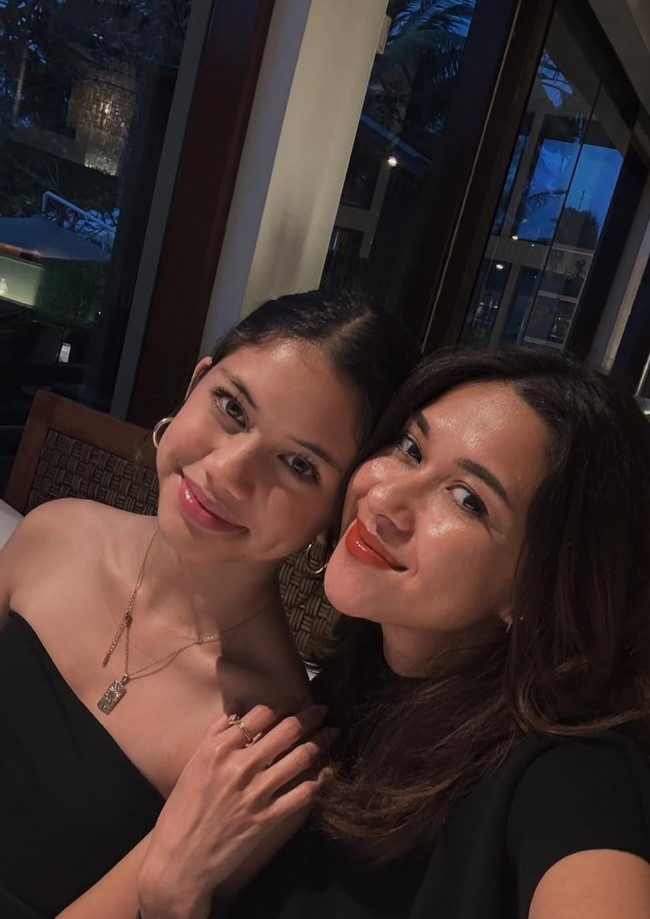 Tepat pada 15 November, anak kedua Nana Mirdad dan Andrew White berulang tahun yang ke-14. Bertepatan dengan hari ulang tahunnya itu sang mama, Nana, mengunggah foto-foto kebersamaan dan kekompakan keduanya ke Instagram. Foto: Instagram/@nanamirdad_