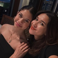 Tepat pada 15 November, anak kedua Nana Mirdad dan Andrew White berulang tahun yang ke-14. Bertepatan dengan hari ulang tahunnya itu sang mama, Nana, mengunggah foto-foto kebersamaan dan kekompakan keduanya ke Instagram. Foto: Instagram/@nanamirdad_