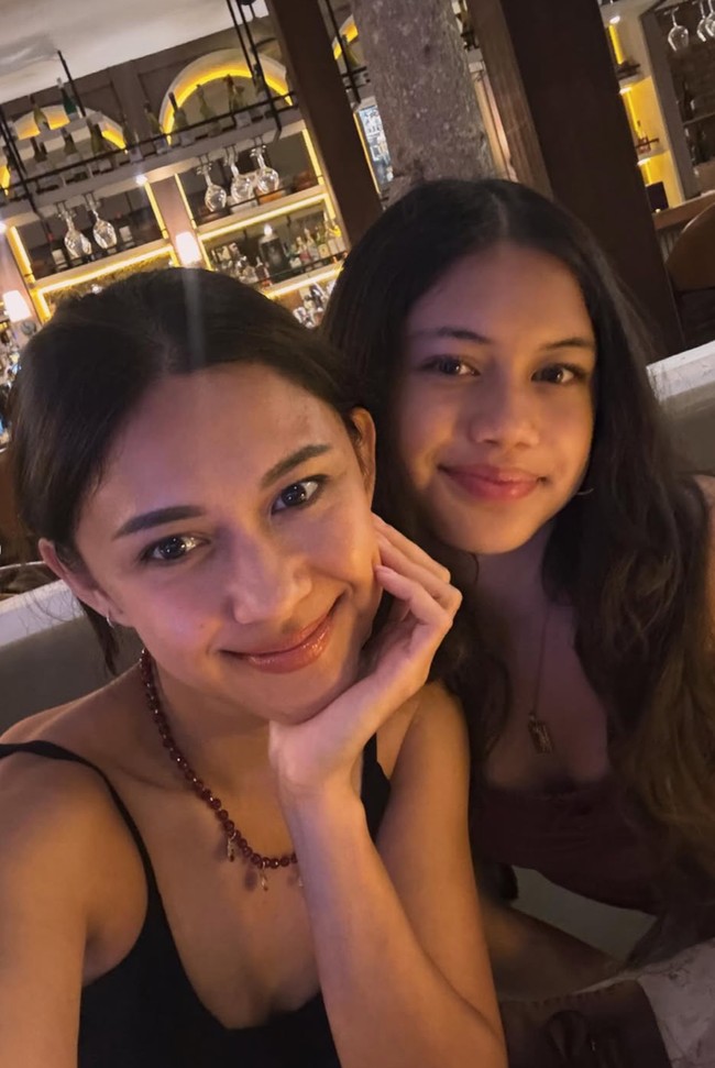 Sudah semakin besar, penampilan Nana dan Sarah kini jadi bak kakak-adik. Banyak yang menyebut jika Sarah memiliki wajah yang sangat mirip dengan ayahnya, Andrew White. Foto: Instagram/@nanamirdad_