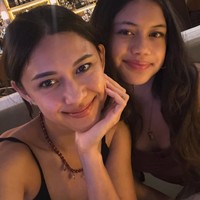 Sudah semakin besar, penampilan Nana dan Sarah kini jadi bak kakak-adik. Banyak yang menyebut jika Sarah memiliki wajah yang sangat mirip dengan ayahnya, Andrew White. Foto: Instagram/@nanamirdad_