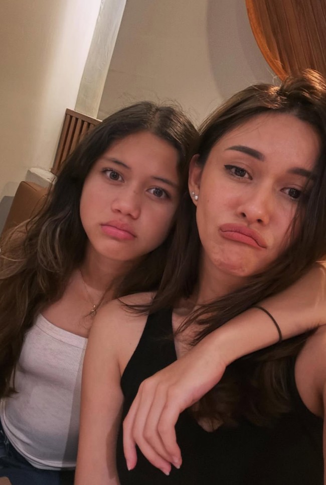 Tampaknya Sarah juga lebih senang tampil simpel seperti sang mama. Seperti dalam foto, keduanya kompak kenakan atasan tanpa lengan. Foto: Instagram/@nanamirdad_