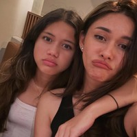 Tampaknya Sarah juga lebih senang tampil simpel seperti sang mama. Seperti dalam foto, keduanya kompak kenakan atasan tanpa lengan. Foto: Instagram/@nanamirdad_