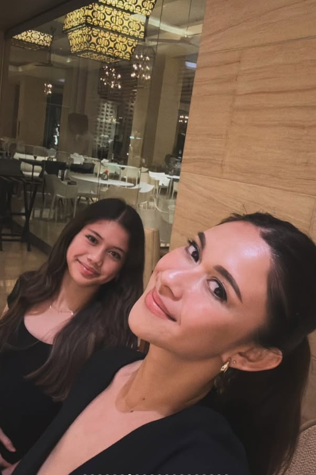 Sarah sendiri diketahui saat ini tinggal bersama Nana dan Andrew di Bali. Ia memiliki seorang kakak laki-laki bernama Jason yang sedang menempuh pendidikan di Australia. Foto: Instagram/@nanamirdad_